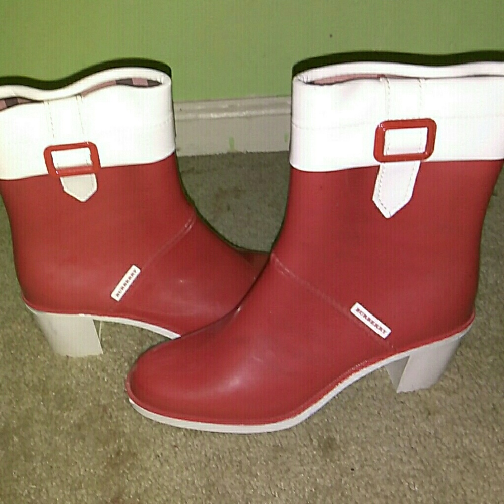 Never worn Vintage Burberry Rain Booties